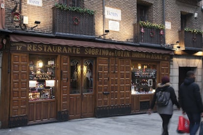 Dos personas pasan delante del restaurante Casa Botín, en diciembre de 2018.