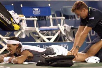 Rafael Nadal, masajeado en medio del encuentro que perdió ante el checo Thomas Berdych.