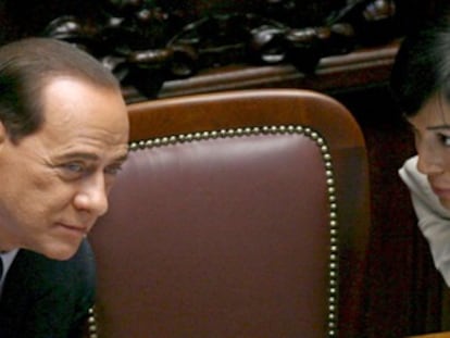 El primer ministro italiano, Silvio Berlusconi, y la ministra de Igualdad, Mara Carfagna.