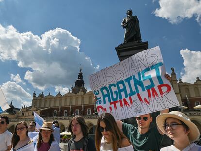 Miembros de la diáspora rusa en Cracovia, Polonia, protestan contra la ofensiva de Putin en Ucrania, el pasado 12 de junio.