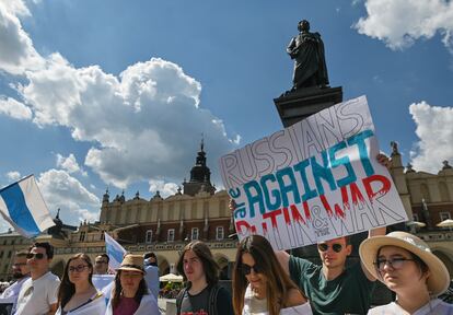 Miembros de la diáspora rusa en Cracovia, Polonia, protestan contra la ofensiva de Putin en Ucrania, el pasado 12 de junio.