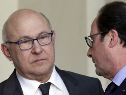 El ministro de Finanzas de Francia, Michel Sapin, conversa con el presidente de Francia, Francois Hollande.