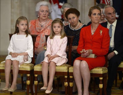 Leonor y Sofía, hijas de los Príncipes de Asturias, junto a su tía la infanta Elena. En la fila de atrás, las hermanas del rey Juan Carlos, Pilar y Margarita de Borbón.
