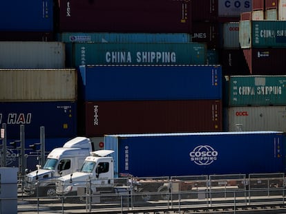 Contêineres à espera de serem descarregados no porto de Long Beach (Califórnia), em 1º de outubro.