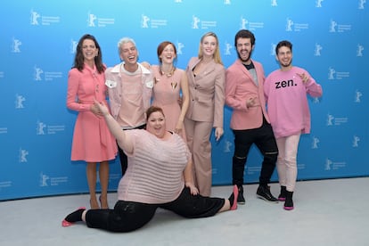 La actriz Itziar Castro (en primer termino) posa con el resto del elenco y director del largometraje 'Pieles' en la Berlinale en 2017.