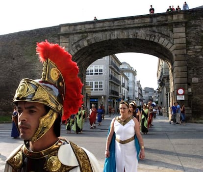 Un centuri&oacute;n durante la celebraci&oacute;n de Arde Lucus, con la muralla romana, patrimonio mundial, de fondo.