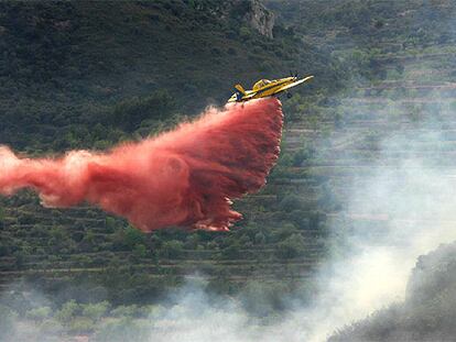 Una avioneta, durante los trabajos de extinción del fuego declarado ayer en Atzeneta del Maestrat.