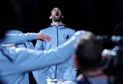 El jugador Marc Gasol de los Grizzlies reacciona antes del juego contra Pelicans durante su juego de la NBA en FedExForum en Memphis, Tennessee (EE UU).