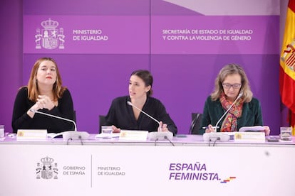 La secretaria de Estado contra la Violencia de Género, Ángela Rodríguez; la ministra de Igualdad, Irene Montero; y la delegada del Gobierno en este área, Victoria Rosell, durante la reunión de la Conferencia Sectorial de Igualdad, el 6 de noviembre de 2023, en el Ministerio.