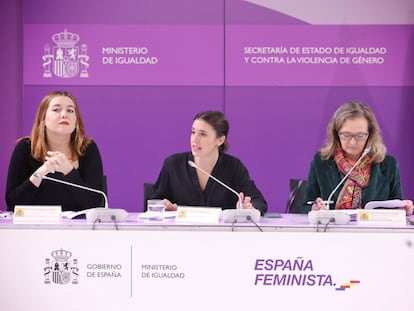 La secretaria de Estado contra la Violencia de Género, Ángela Rodríguez; la ministra de Igualdad, Irene Montero; y la delegada del Gobierno en este área, Victoria Rosell, durante la reunión de la Conferencia Sectorial de Igualdad, el 6 de noviembre de 2023, en el Ministerio.