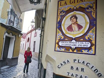 Una calle del barrio sevillano de Santa Cruz.