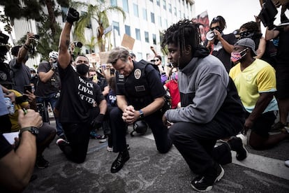 El jefe de la Policía de Los Ángeles, Cory Palka, se arrodilla junto a los manifestantes frente la casa del alcalde, Eric Garcetti, cuando miles de personas tomaron las calles para protestar tras la muerte de George Floyd.