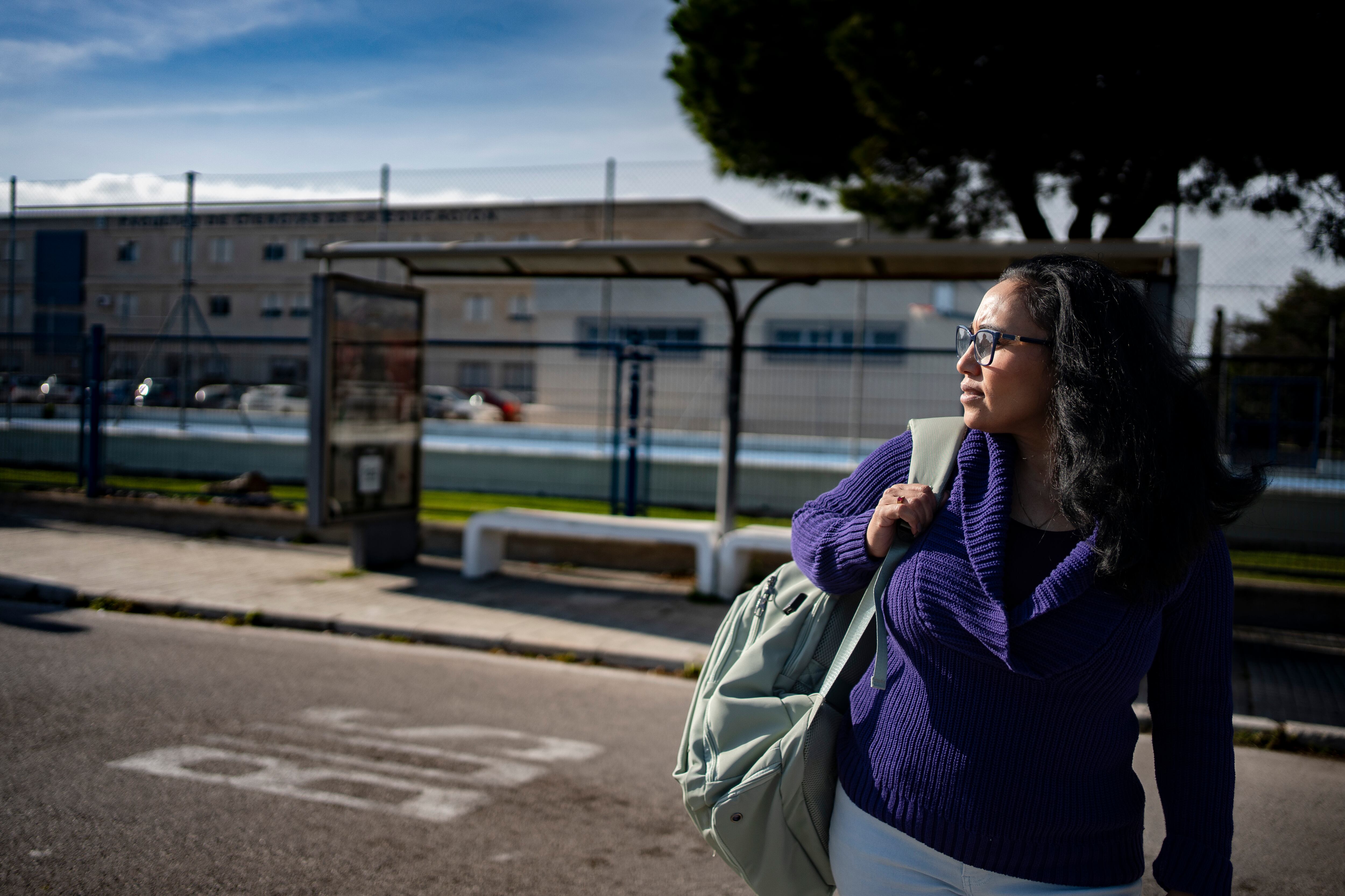 Zusel Pimienta, estudiante de Psicología, espera el autobús en la Universidad de Cádiz. 