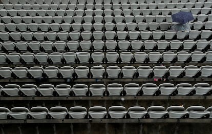 Un aficionado se refugia de la lluvia durante el partido de críquet entre Inglaterra y Antillas.