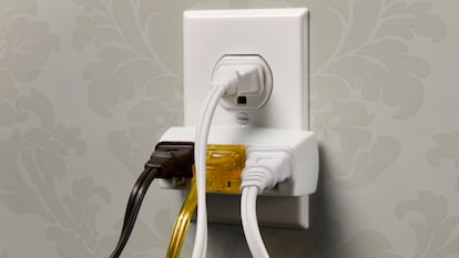 Artículo de EL PAÍS Escaparate que describe las ventajas de uso de una regleta de enchufes de pared 6 en 1.
