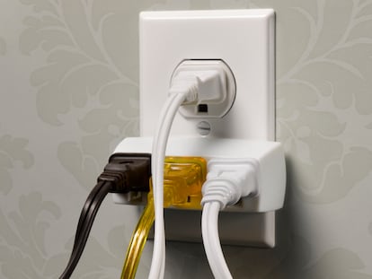 Artículo de EL PAÍS Escaparate que describe las ventajas de uso de una regleta de enchufes de pared 6 en 1.