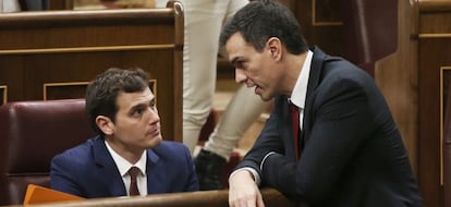 El lider de Ciudadanos,  Albert Rivera, conversa con el del PSOE, Pedro Sanchez, en el pleno de Constituci&oacute;n de las Cortes. 