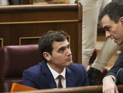 El lider de Ciudadanos,  Albert Rivera, conversa con el del PSOE, Pedro Sanchez, en el pleno de Constituci&oacute;n de las Cortes. 