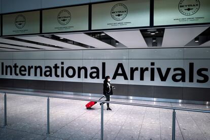 Una pasajera transita por el aeropuerto de Heathrow.