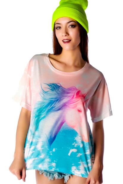 Camiseta con unicornio multicolor, de Dollskill (25 euros).