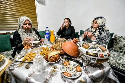 Una familia rompe el Ramadán este viernes en Salt (Girona)