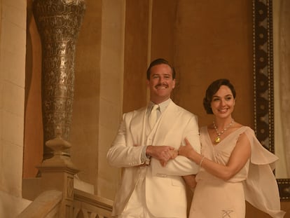 Armie Hammer y Gal Gadot en un fotograma de 'Muerte en el Nilo'. Ella lleva una recreación del célebre diamante de Tiffany & Co.