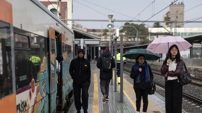 Usuarios de Rodalies esperan al tren de la línea R4 en la estación de Martorell