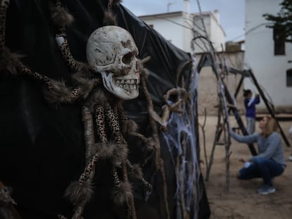 Varios vecinos decoran las calles de Villar del Olmo (Madrid) para preparar el pasaje del terror que se celebra el sábado en la localidad.