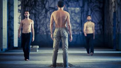 Un ensayo de 'Reconstrucción'. De espaldas, Fernando Lima.