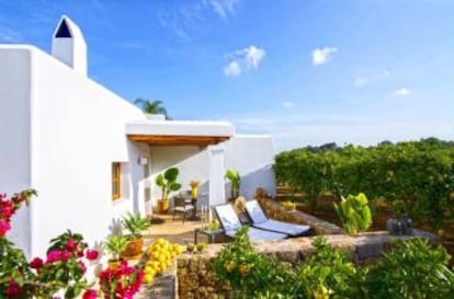 Terraza de la habitación Es Taronger, en el hotel Can Curreu (Ibiza).