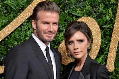 David Beckham a Victoria

¿Por qué regalarle una botella de vino a tu pareja pudiendo comprarle el viñedo entero? Eso debió pensar el célebre futbolista cuando en 2008 adquirió uno en el valle de Napa en California para regalárselo a su esposa con motivo de su cumpleaños.