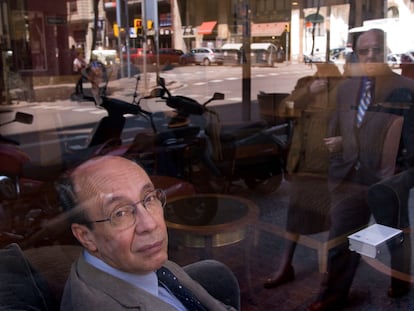 Francisco Rico en un bar en Barcelona , muy cerca de donde nació.