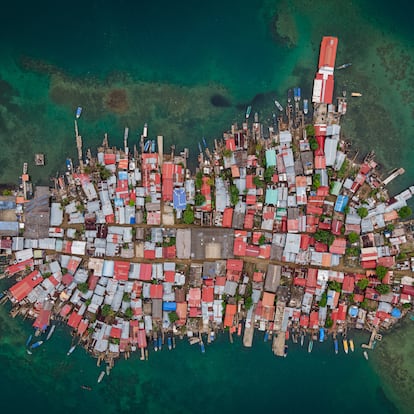 GARDI SUGDUB, PANAMA - OCTOBER 11: Aerial view of the Gardi Sugdub island on October 11, 2023 in Gardi Sugdub, Panama. Indigenous communities of the small island, located in an archipelago off Panama's northern Caribbean coast, face lack of space amid rising sea levels. Increasingly frequent floods and storms make life challenging on the island, affecting housing, water, health and education. Panamanian Ministry of Housing committed to build a community at a mainland site to relocate affected residents. (Photo by Adri Salido/Getty Images)