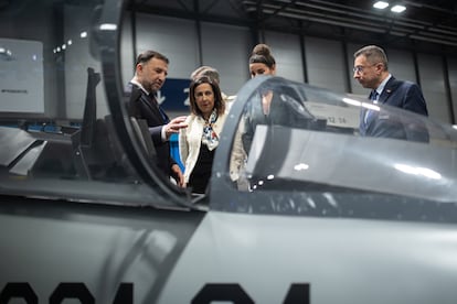 Margarita Robles visita el avión de combate Hürjet desarrollado por Turkish Aerospace Industries (TAI), en la Feria Internacional de Defensa y Seguridad de España (FEINDEF), en la feria de IFEMA, en Madrid, este martes.