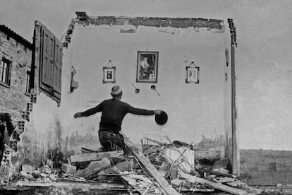 1962. Desolación en Rubí. Un anciano llora frente al cuadro de su nieto, fallecido junto a sus padres, víctima de la inundación que arrasó Rubí (Barcelona). La localidad fue una de las más afectadas por las fuertes lluvias que provocaron la subida del agua de las rieras a un nivel de cinco metros por encima del normal. 