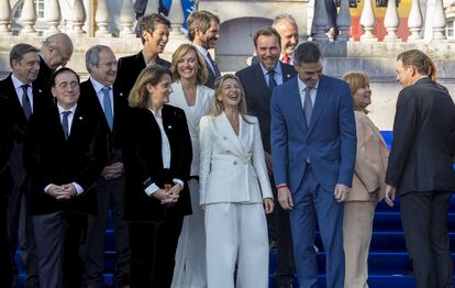 Foto de familia con la delegación española participante en la cumbre ibérica en Faro (Portugal): los ministros Luis Planas, José Manuel Albares, Jordi Hereu, Elma Saiz, la vicepresidentaTeresa Ribera, la portavoz del Gobierno, Pilar Alegría, el ministro Ernest Urtasun, la vicepresidenta Yolanda Díaz, y los ministros Óscar Puente, Ángel Víctor Torres, el presidente Pedro Sánchez, y, de espaldas, el primer ministro portugués, Luís Montenegro, al comienzo de la XXXV Cumbre Hispano-Lusa, en Faro.