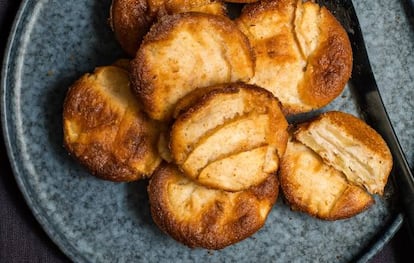 Las tartitas de manzana son muy bonitas, pero el mantel es más sobrio que un tanatorio