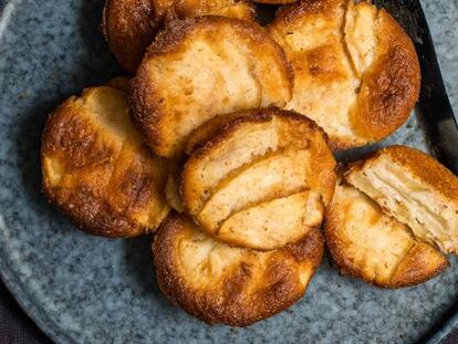 Las tartitas de manzana son muy bonitas, pero el mantel es más sobrio que un tanatorio