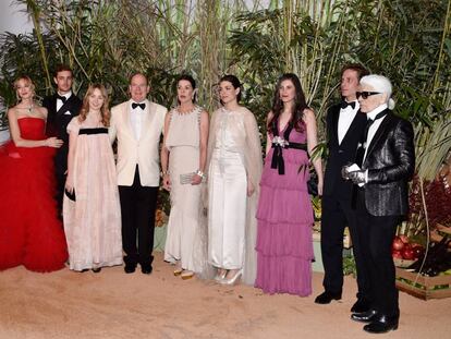 Baile de la Rosa de 2016. De izquierda a derecha Beatrice Borromeo,Pierre Casiraghi, Alejandra de Hanover, el príncipe Alberto, su hermana Carolina y su hija Carlota, Tatiana Santo Domingo ,Andrea Casiraghi y el diseñador Karl Lagerfeld.