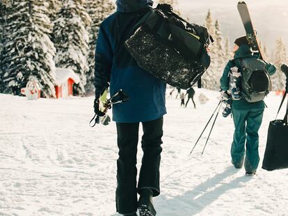 Un grupo de esquiadores caminando por la nieve.