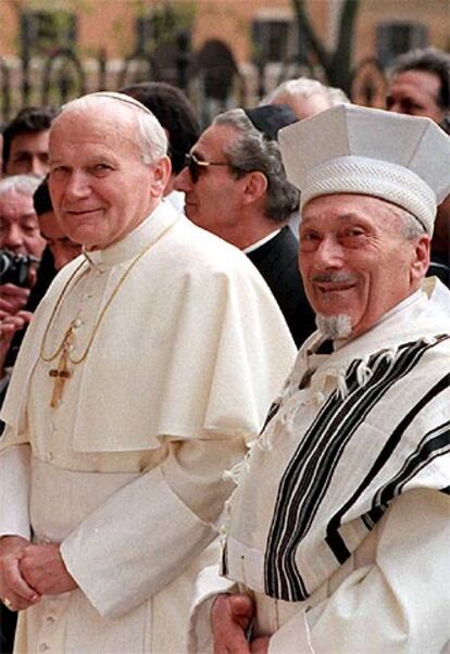 Juan Pablo II, junto a Elio Toaff, rabino jefe de Roma, en 2000, a quien cita en el testamento.