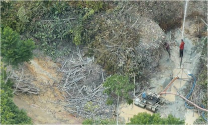 Homens utilizam uma mangueira com jato de alta pressão para remover uma parte do barranco onde vão garimpar. O flagrante foi feito durante um voo de fiscalização da Funai no último dia 18.