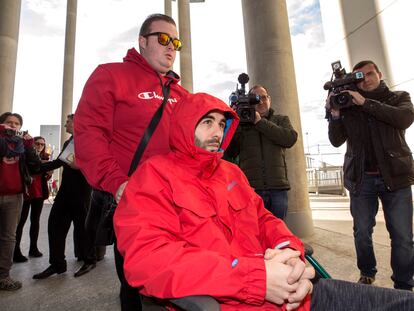 Andrés Martínez, el joven que permaneció varios días en coma por el puñetazo de un portero de un bar de copas de esa ciudad, a su llegada al juzgado de instrucción de Murcia que investiga la agresión, en febrero de 2017.