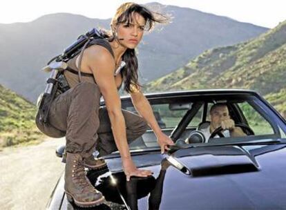 Michelle Rodríguez, desafiando los límites del equilibrio, con Vin Diesel al volante, en <i>Fast &amp; furious (Aún más rápido).</i>