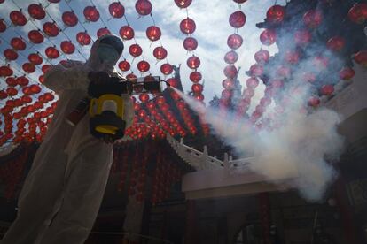 Un trabajador desinfecta el templo Thean Hou durante el primer día de las celebraciones del Año Nuevo chino en la capital malaya. La orden de control de movimientos que se aplica actualmente en todo el país para ayudar a frenar la propagación del coronavirus, se ha ampliado hasta el 18 de febrero.