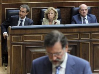 Rajoy, en primer término; en el banco azul, Zapatero, y sus vicepresidentes Salgado y Chaves.