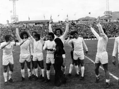 Los jugadores del Madrid celebran el título de Liga después de ganar al Granaa en Los Cármenes.