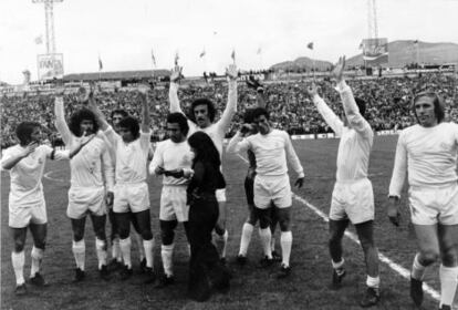 Los jugadores del Madrid celebran el título de Liga después de ganar al Granaa en Los Cármenes.