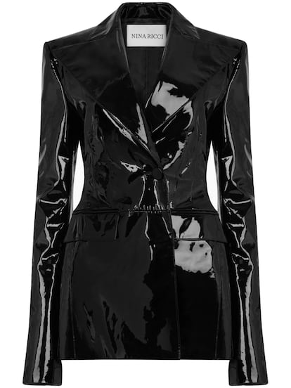Esta chaqueta de Nina Ricci no sólo brilla por su llamativo acabado ‘glossy’ sino porque, además, reinventa una pieza, tan básica del fondo de armario, como la americana negra. En Farfetch, 2.995 €