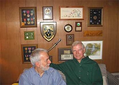 Bob Grimes, a la derecha, junto al autor del libro, Peter Eisner, en su casa de Virginia.